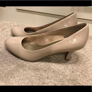 Life Stride patent nude heels